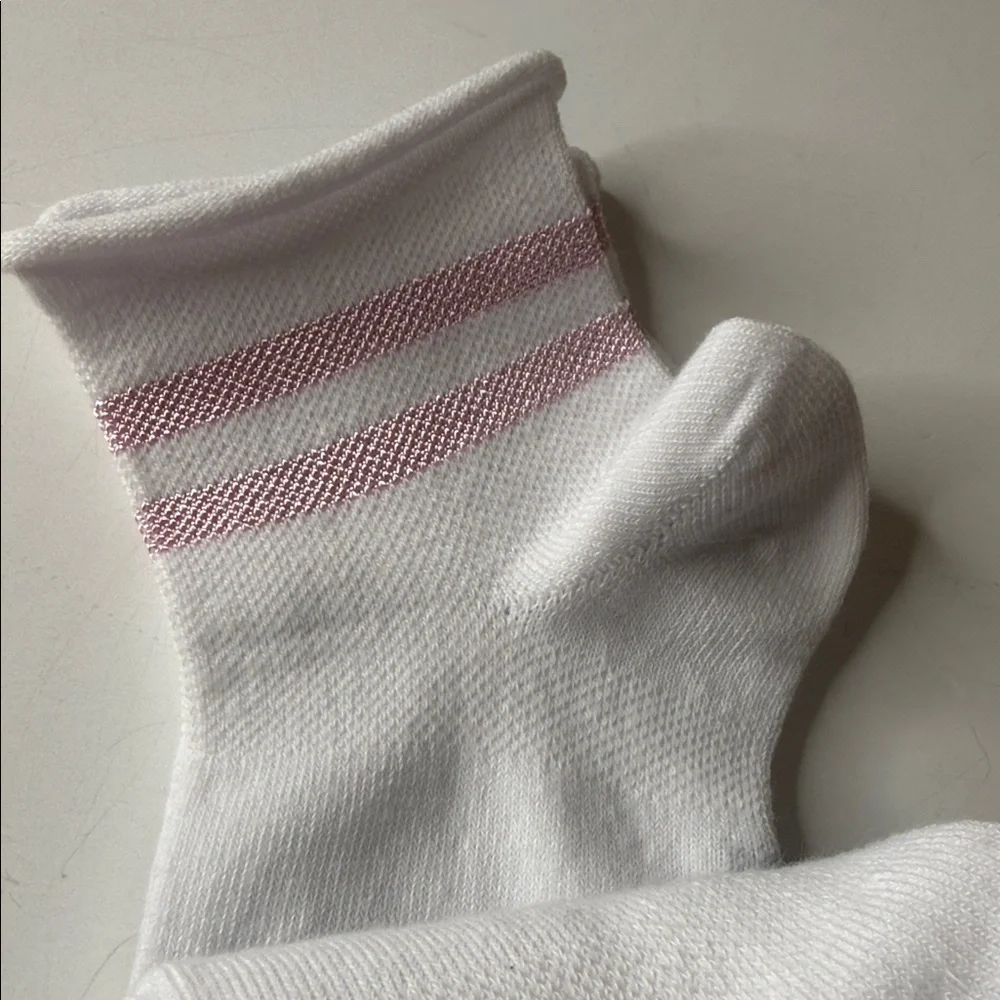 Under Armour UA Essential Lightweight Quarter Roll Socks. White Medium